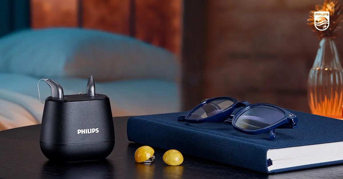 מכשיר שמיעה פיליפס HearLink במטען על שולחן